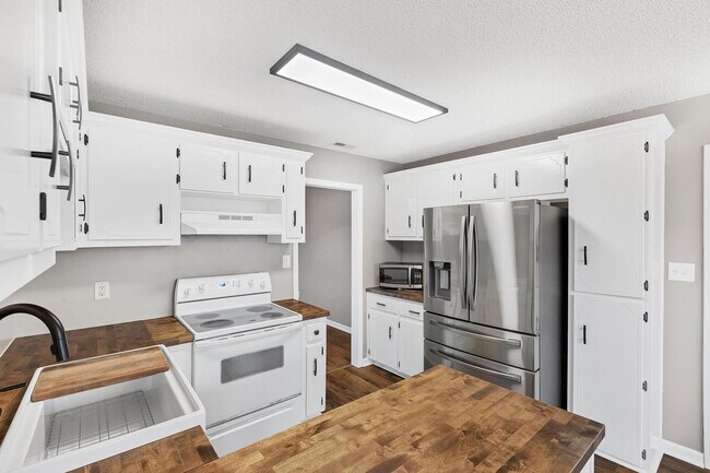 Building Photo - 213 E Ridge Ct