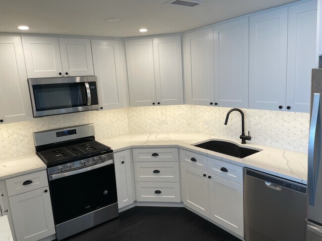 Building Photo - 3200 N Lake Shore Dr
