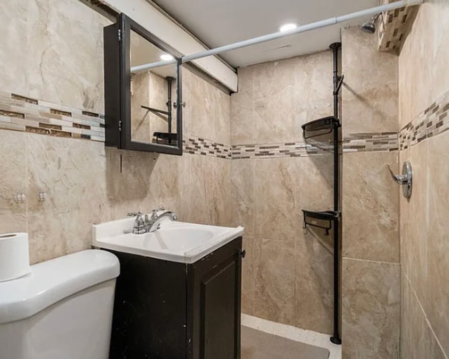 Building Photo - 2 Kitchen Home in Forest Hills - Ideal for Shared Living