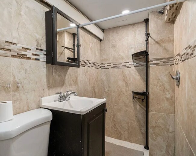 Building Photo - 2 Kitchen Home in Forest Hills