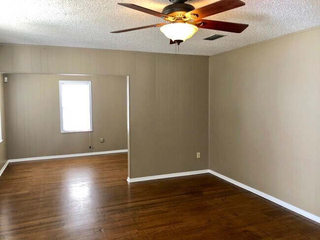Building Photo - Charming Three Bedroom near TTU - July 2025!