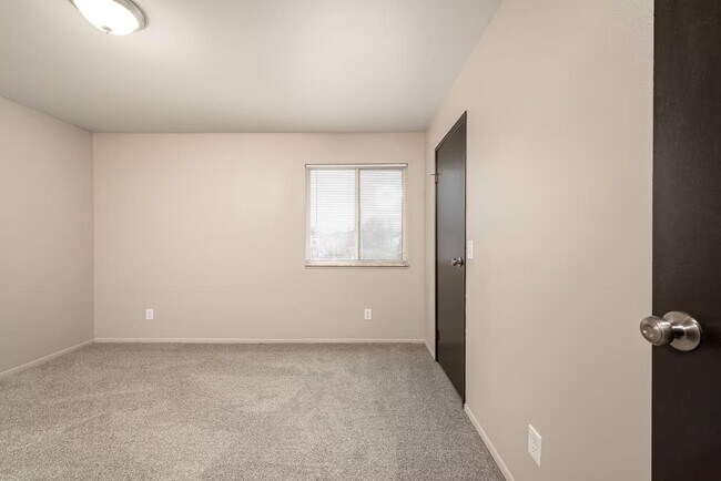 Building Photo - Everett Apartments - 119-07