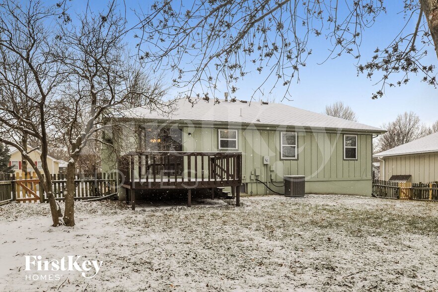 Building Photo - 2116 NE Cromwell St