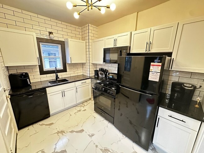 Building Photo - Charming Cleveland Heights Home in Prime Location