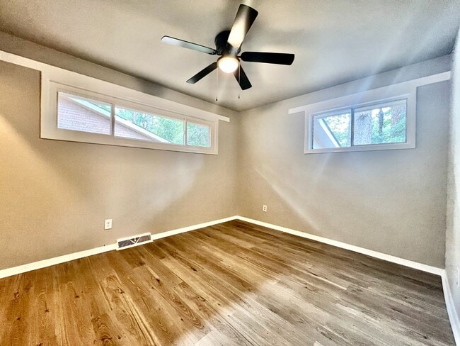 Building Photo - 3201 Erskine Dr
