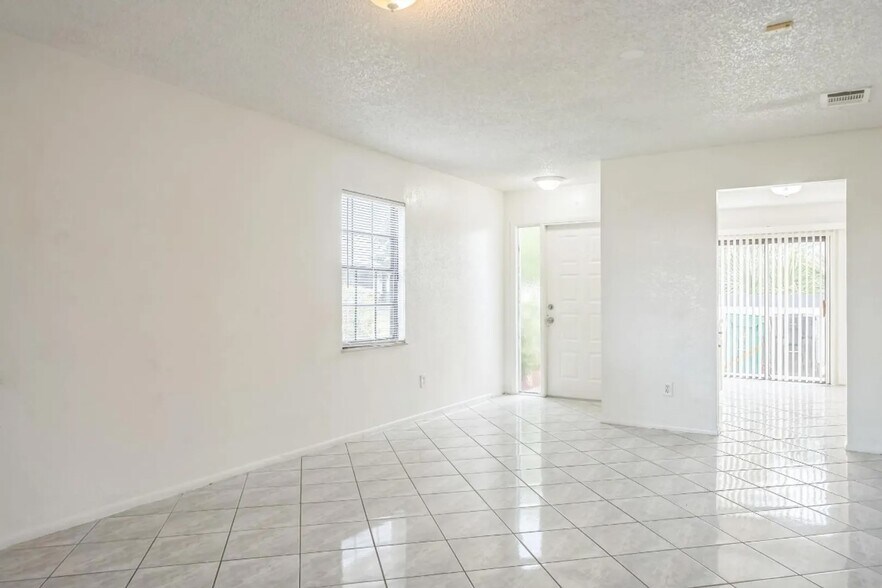 Building Photo - 273 SW Sterret Cir