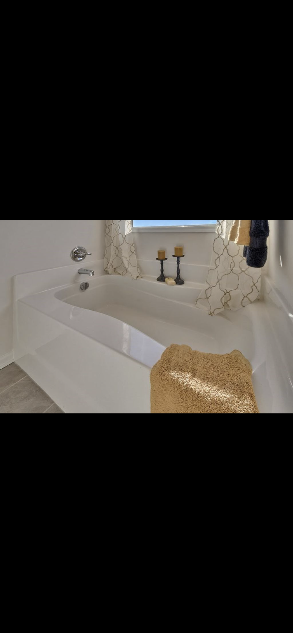 Master tub - 1182 Sapphire Dr