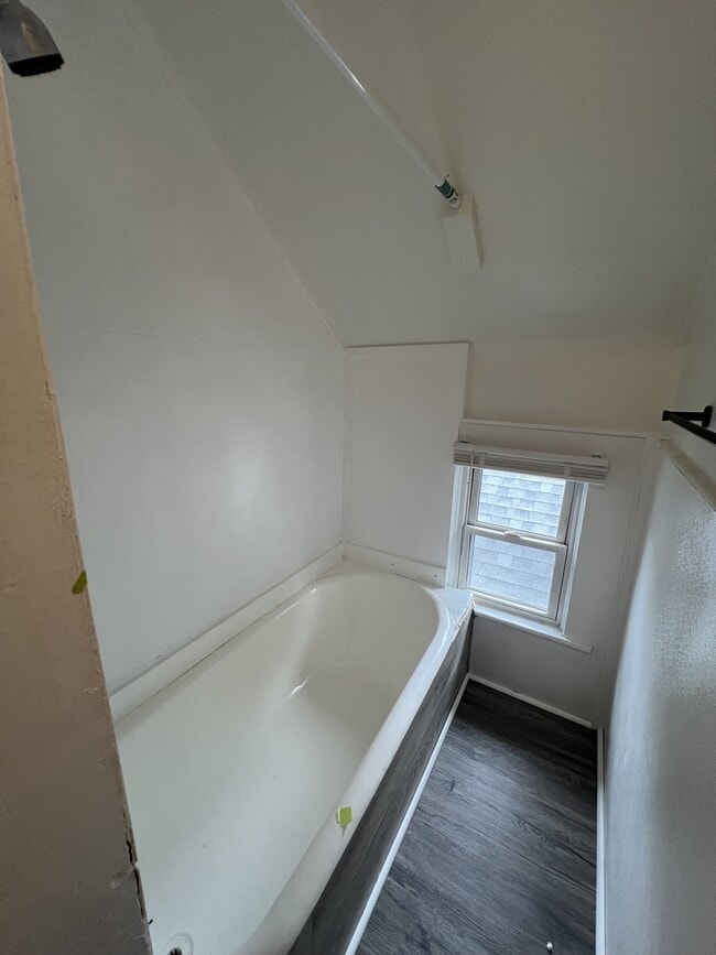 Building Photo - 336 Edmund Ave W