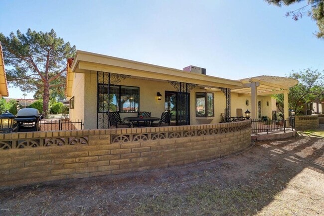 Building Photo - 45+ Active Adult Resort Community Updated Golf Course Property Available APRIL 2026 through Decem...