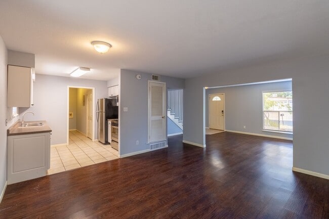 Building Photo - Beautiful 3 bedroom Home in West Congress!