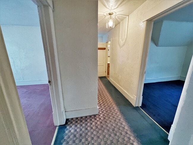 Building Photo - 915 W 4th Ave