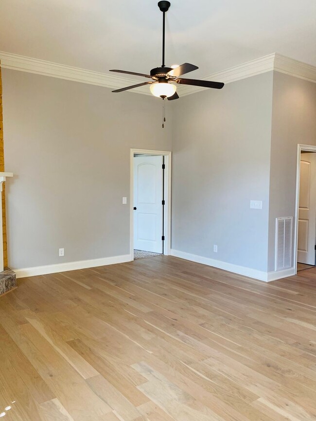 Building Photo - Luxury Home in Sango