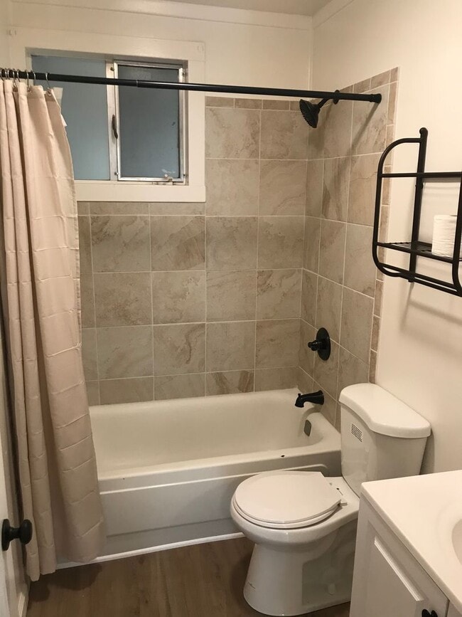 Building Photo - Updated 3 Bedroom 2 Bathroom Home in Paradise!