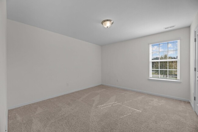 Building Photo - Lake View Four Bedroom 2.5 Bath Home