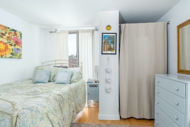 Building Photo - Sunlit 1BR Apartment with a Versatile Second Room at Claridge House