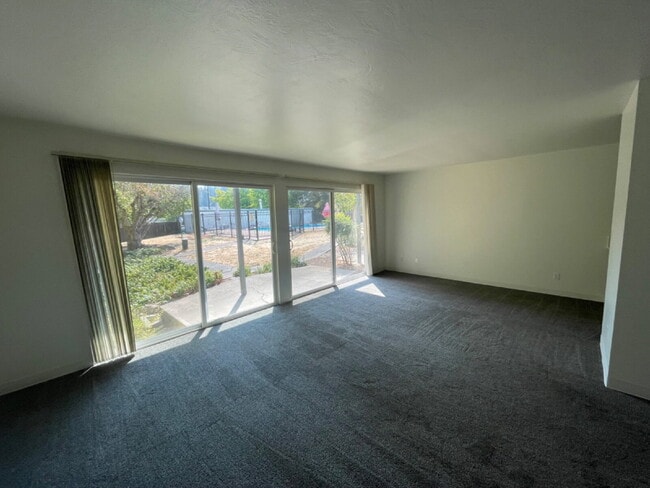Building Photo - 2760 Willamette St
