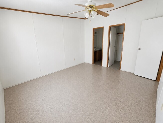 Building Photo - 120 Acorn