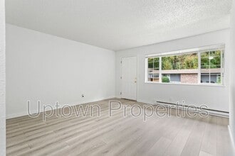 Building Photo - 1415 SW Custer Dr