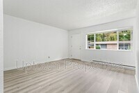 Building Photo - 1415 SW Custer Dr