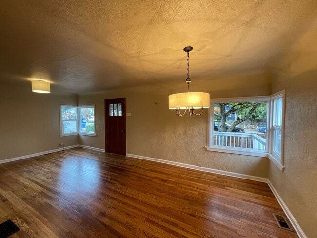 Building Photo - West Seattle - 2 bedroom and 1 bathroom