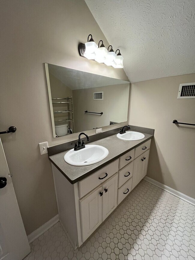 Building Photo - Blending Relaxation & Sophistication to Create the Ideal Place.