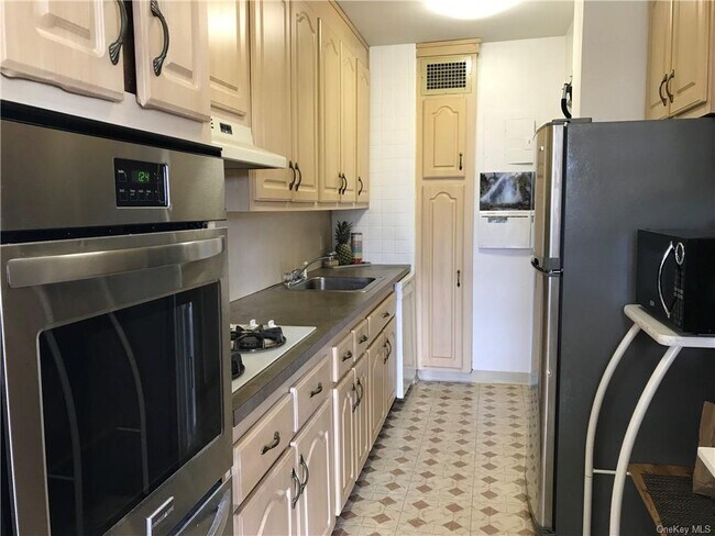 Building Photo - 30 Lake St