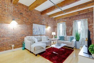 Building Photo - NORTH END 3 BED 2 BATH!!!