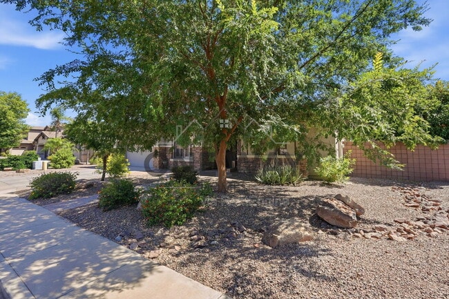 Building Photo - 587 E Benrich Dr