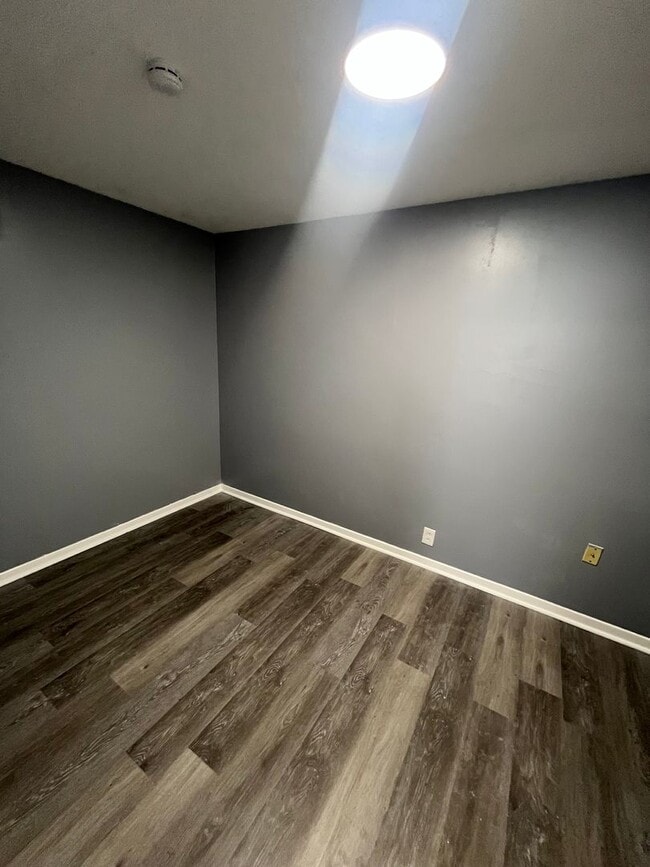 Building Photo - Section 8 Accepted! Spacious Newly Renovat...