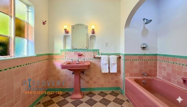 Building Photo - Oakmore 3+ Bedroom Spanish Mediterranean Home