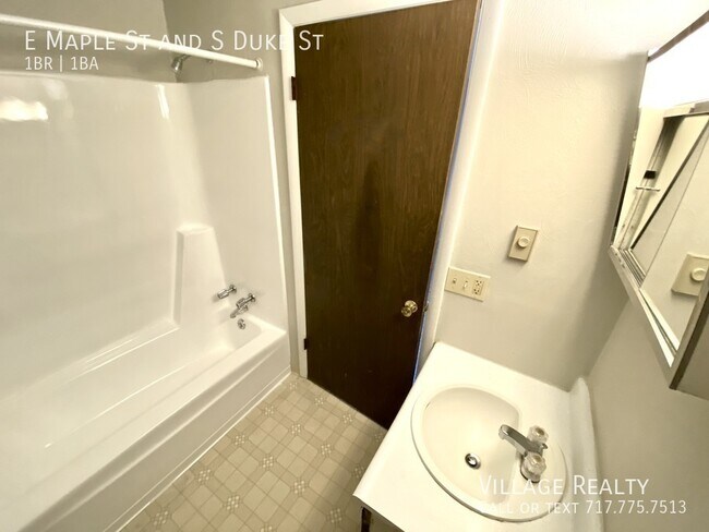 Building Photo - 505 E Maple St