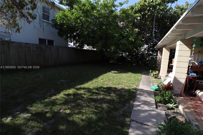 Building Photo - 1139 NE 10th Ave