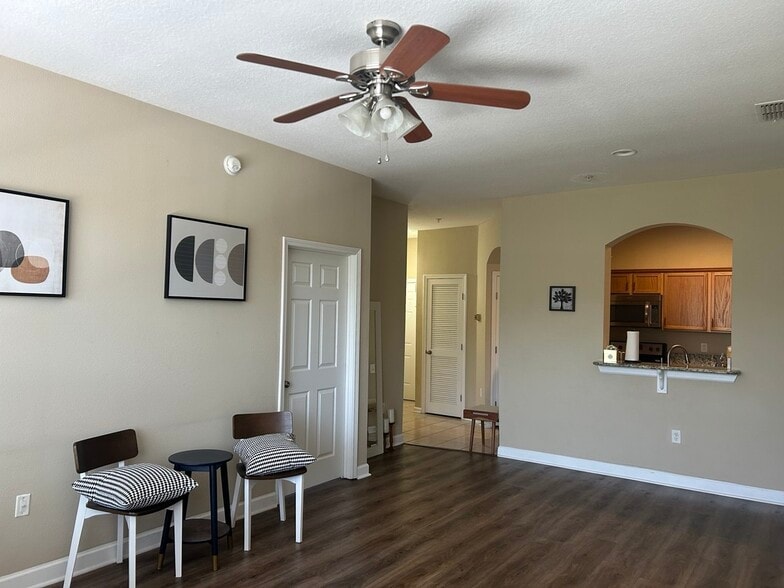 Building Photo - 10550 Baymeadows Rd