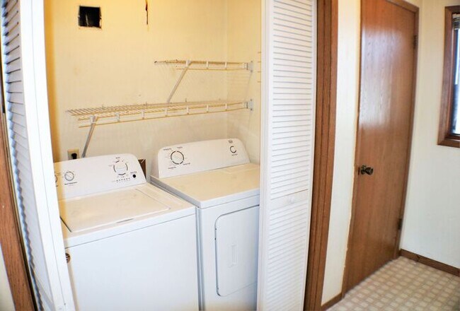 Building Photo - $1100 | 2 Bedroom, 1 Bathroom Condo | Cat ...