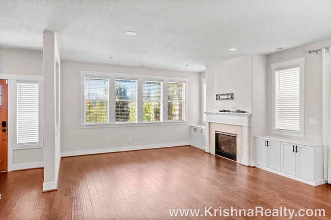 Building Photo - Gorgeous 4 BD* 2.5 BA* Single Family Home ...