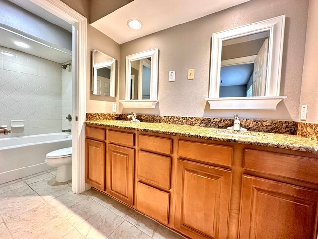 Building Photo - Spacious 3Bed/2.5Bath Townhouse in Quiet Neighborhood in Santa Rosa Beach