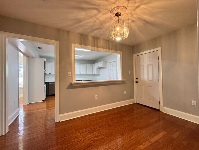 Building Photo - 627 W 2nd St