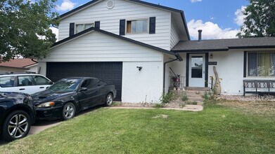 Building Photo - Spacious 3 bed 2.5 Bath large yard in Aurora!