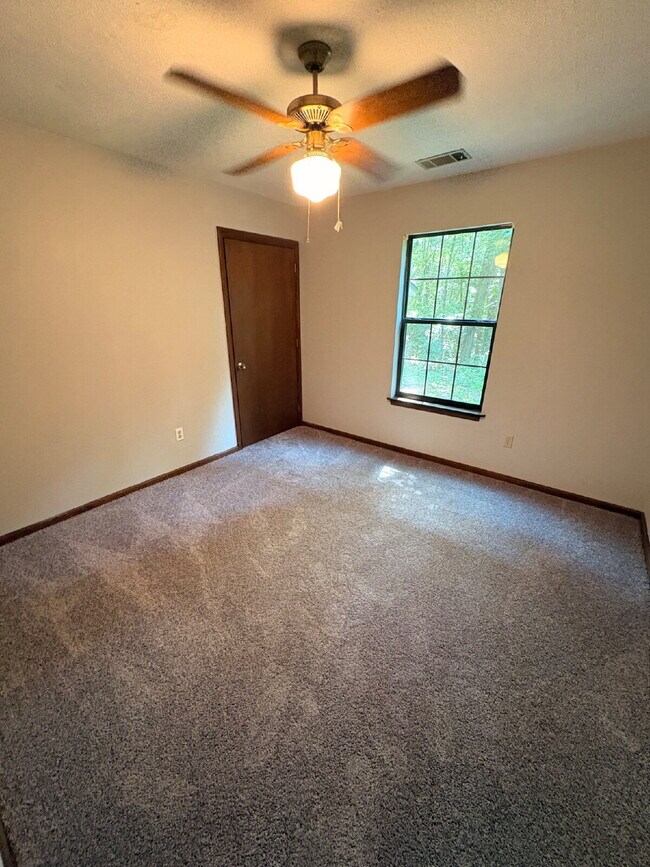 Building Photo - Charming 3-Bed, 2-Bath Home with 1623 sq. ft. of Comfort in the North Side of Tallahassee!