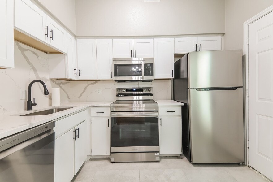 Building Photo - 10406 High Hollows Dr