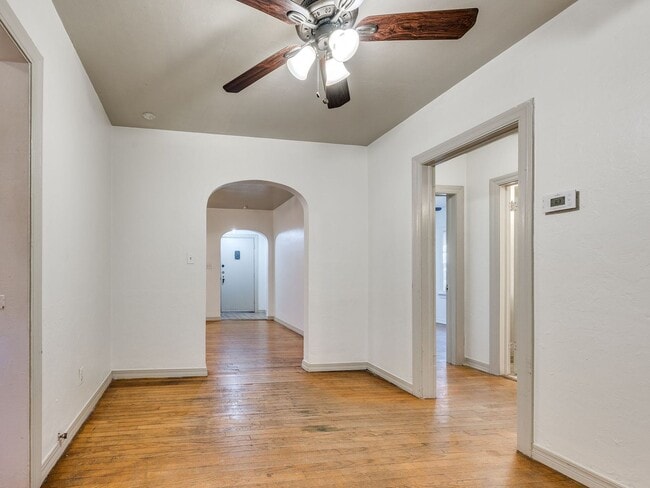 Building Photo - 2 Bed 1 Bath - Refrigerator Included - Urb...