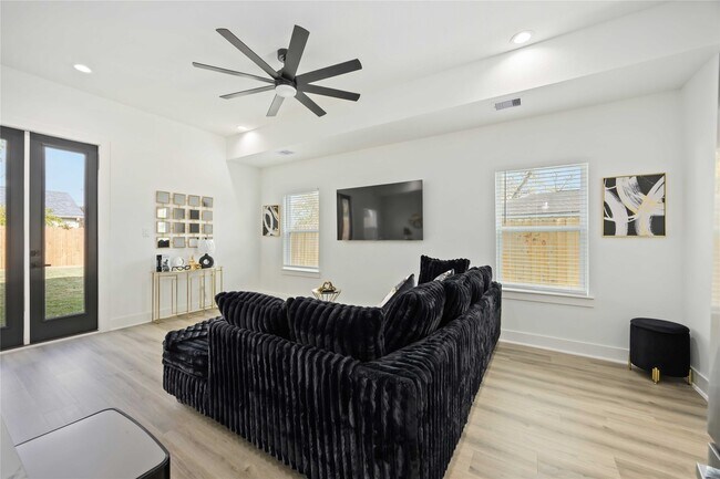 Building Photo - 964 Lucky St