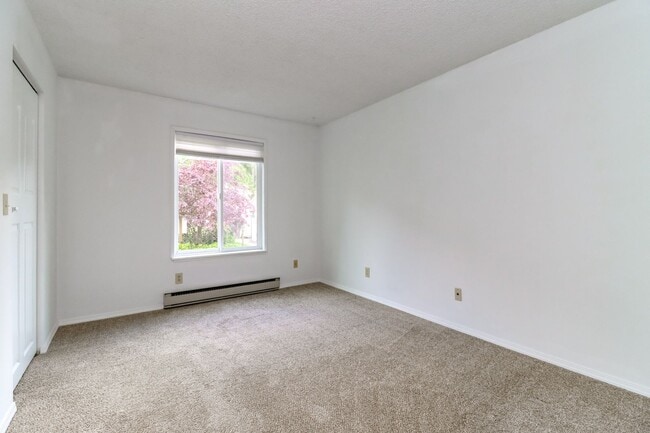 Building Photo - Bellevue Manor Condo, Great Location acros...