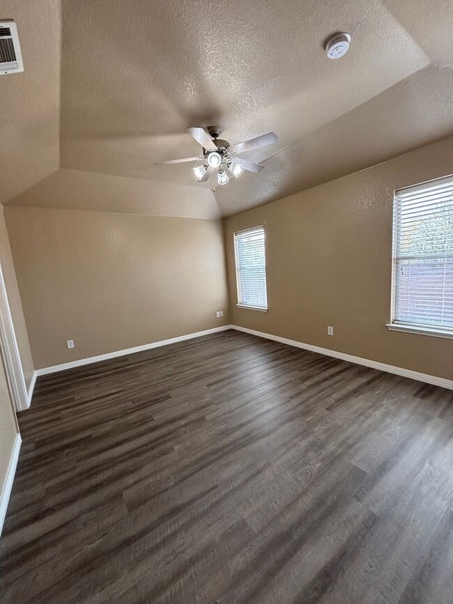 Building Photo - 525 Bretts Way