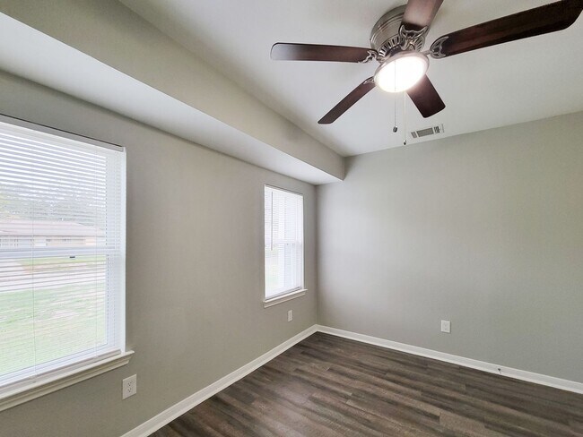 Building Photo - BEAUTIFUL REMODELED 3 BEDOOM LEASE HOME
