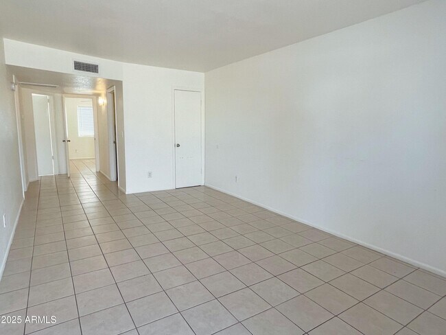 Building Photo - 2061 S Apache Dr