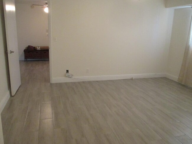 Building Photo - 106 Lake Dora Dr