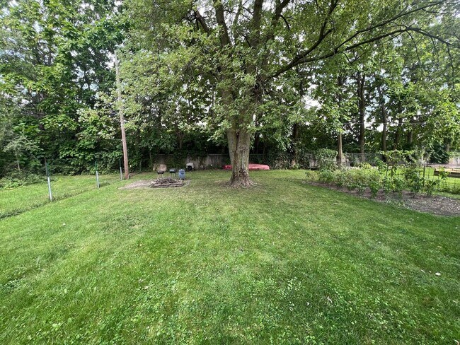 Building Photo - Large 2 Bedroom home with a Garage