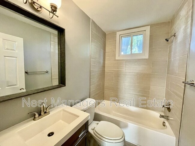 Building Photo - 228 Pinecrest Dr