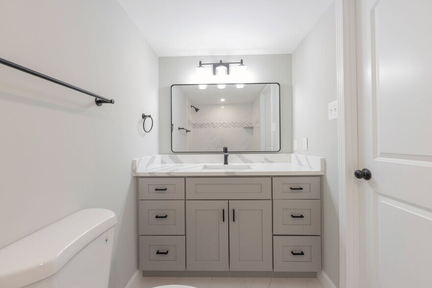 Building Photo - 205 Yoakum Pky